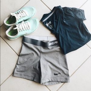 🎉🎉🎉 FLASH SALE NIKE PRO top :)