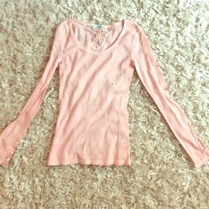 Long sleeve with lace shirt.