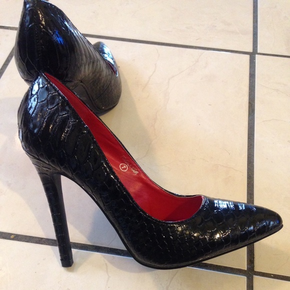 Black Snake Python Pumps