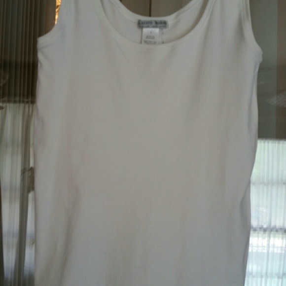 White fitted top scoop neck