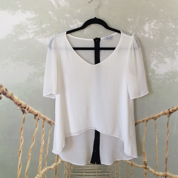 Cute white top with black back buttons