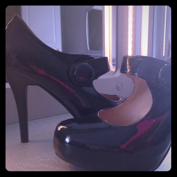 SOLD - black heels