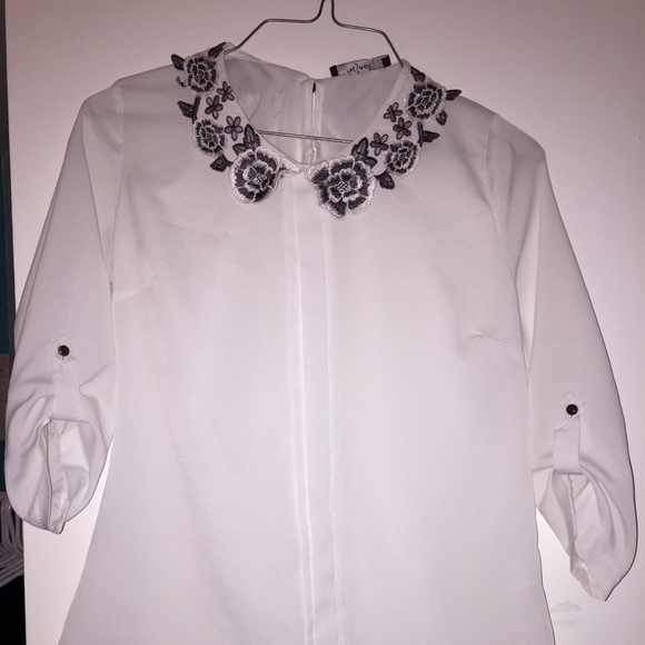 Blouse with solid color floral collar