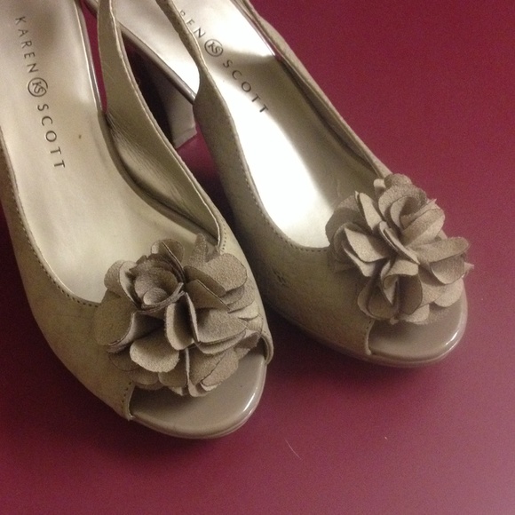 Tan Peep Toe Pumps/Heels with flower accent! - Picture 4 of 4