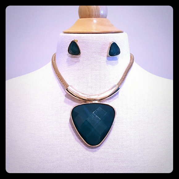 Brand new emerald green necklace and earrings set!