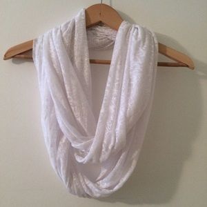 💟 Sold 💟 Like new white flower infinity scarf