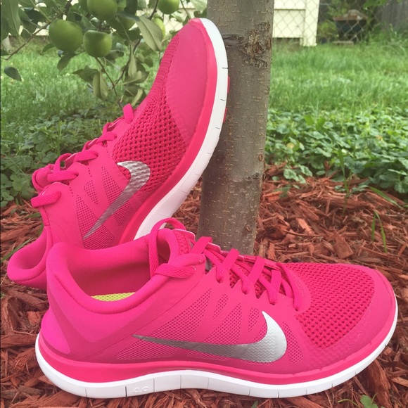 Nike Shoes - PRICE DROP🎉One day only! Nike free women's shoes