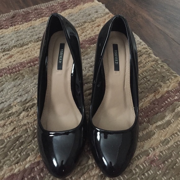 Like New! Shiny black pumps!