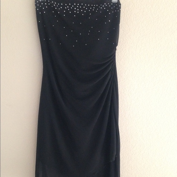Night black flow type strapless dress