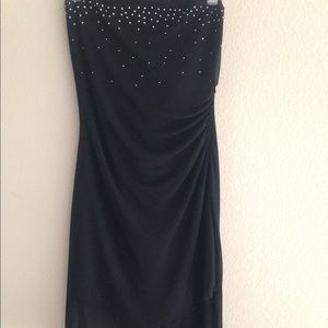 Night black flow type strapless dress