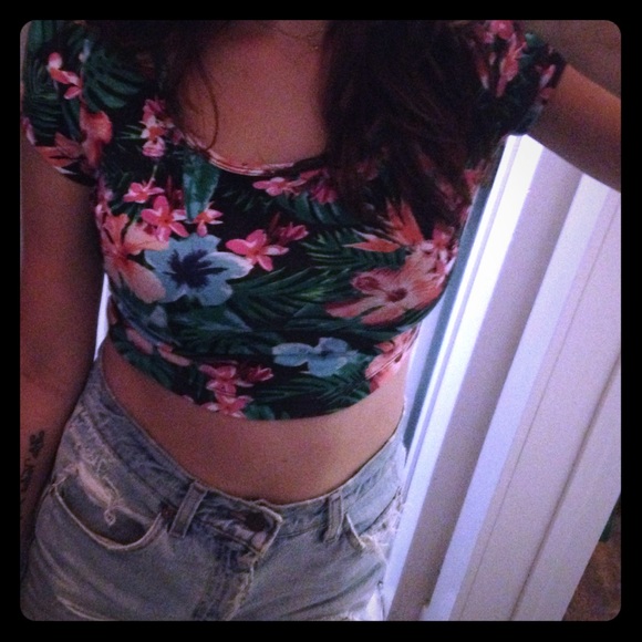 Forever 21 Tops - 🌺Hawaiian Print Cropped Tee🌺
