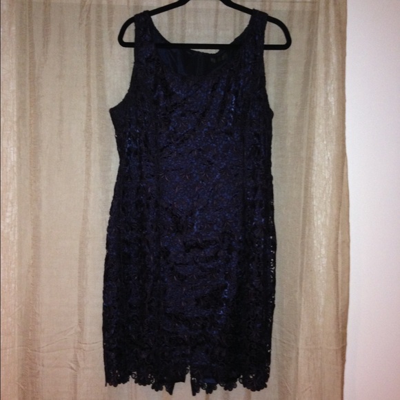 Beautiful Tahari Evening Dress - Picture 1 of 4