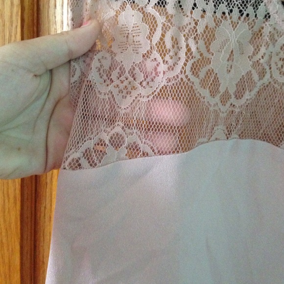 Pink lace blouse - Picture 2 of 3