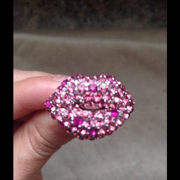 Pink lips bling ring