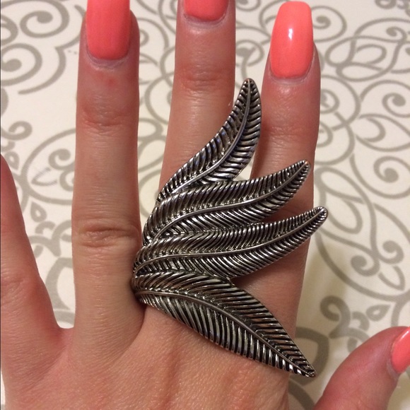 bebe Elastic Feather Ring