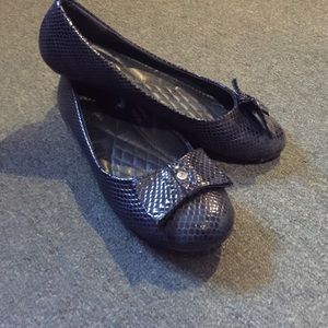 Navy blue reptile (like) bow ballet flats