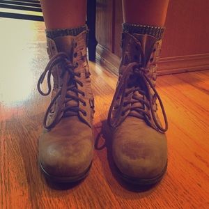 Betsy Johnson Litzlo combat boot (taupe)