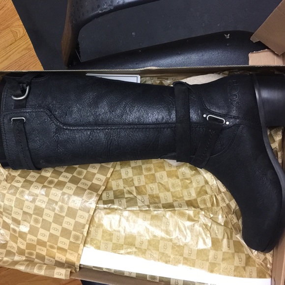 Ugg Darcie leather boots size 9 nib