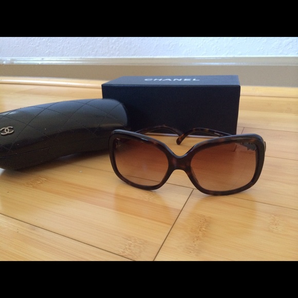 🚫SOLD🚫Authentic Chanel bow sunglasses - Picture 2 of 4