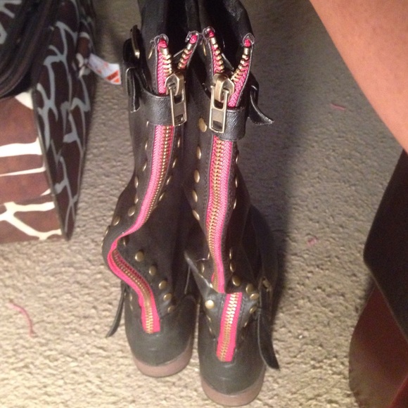 boots - Picture 2 of 3