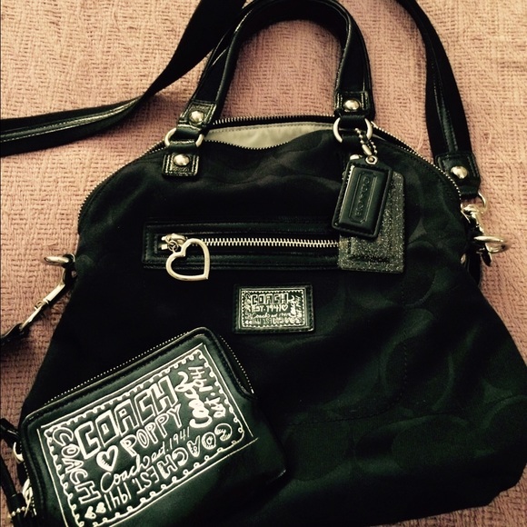 Coach F22941 Daisy Signature crossbody & wristlet