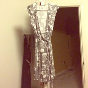 Old navy grey and white flower wrap dress