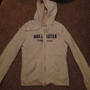 White Hollister jacket with fur