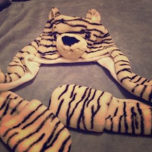 White tiger hat with gloves