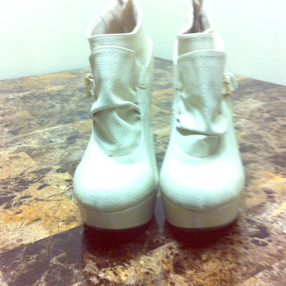 Cute Sz8 White Booties
