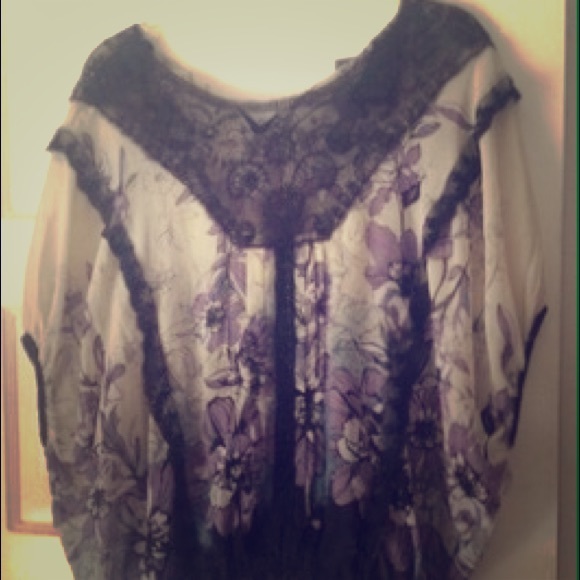 Beautiful, Bisou Bisou floaty lace top.