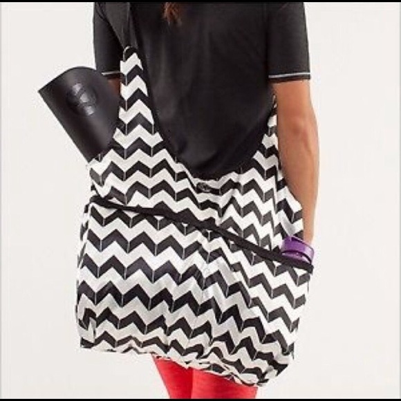 Lululemon chevron tote with adjustable strap