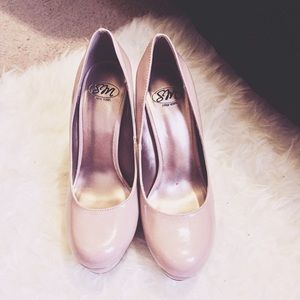 Nude glossy pumps