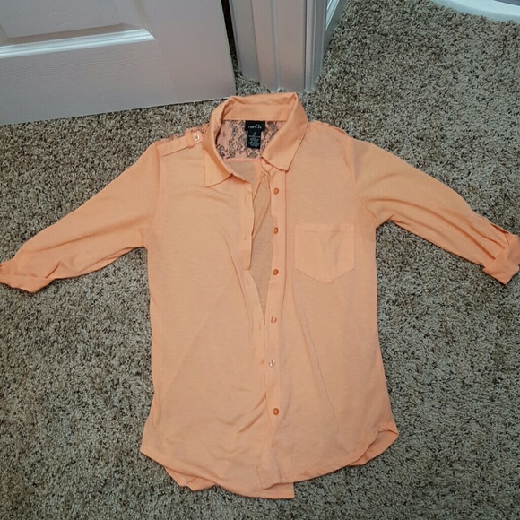 Small 3/4 sleeve button up. - Picture 1 of 2