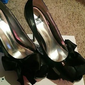 Black peep Toe pumps