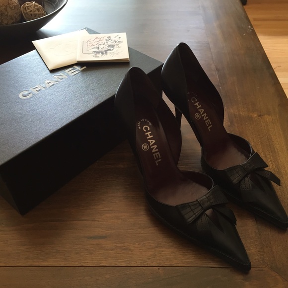 Authentic Chanel Dor'say Black Leather Bow Pumps - Picture 2 of 4