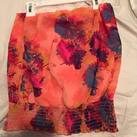 (Really cute on) floral strapless top