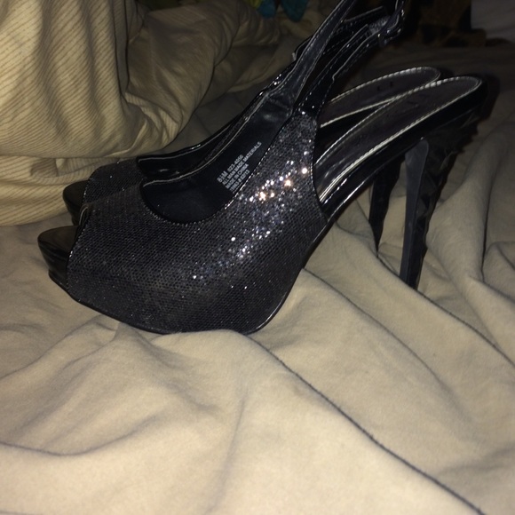 Chaussures à Talons Nicole Taille 8.5 US – Gris Avec Décor Brillant – Occasion – Style Plateforme & Wedges
