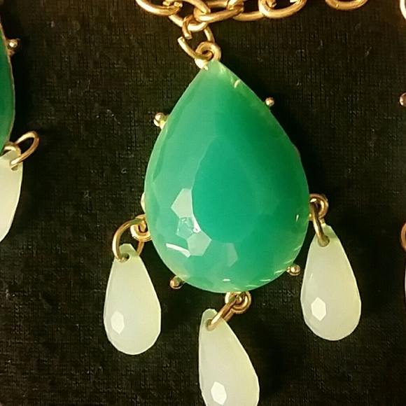 ✨Gold and Jade Color Statement Necklace✨ - Picture 2 of 3