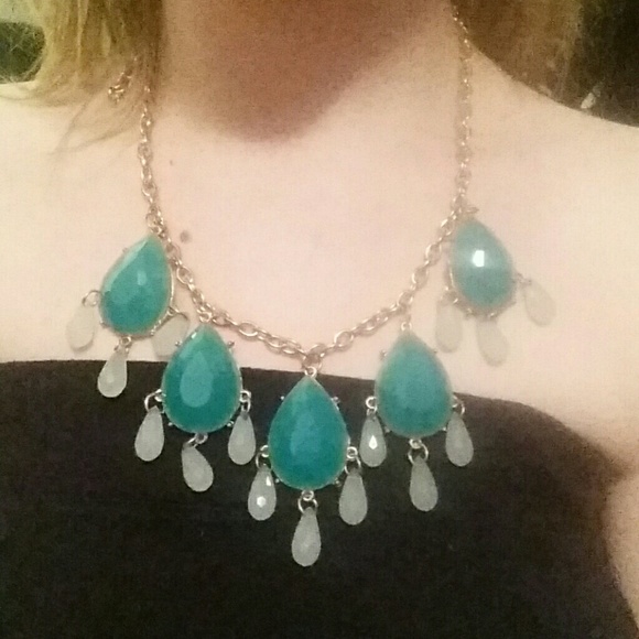 ✨Gold and Jade Color Statement Necklace✨ - Picture 3 of 3