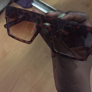 Cheetah print sunglasses with design