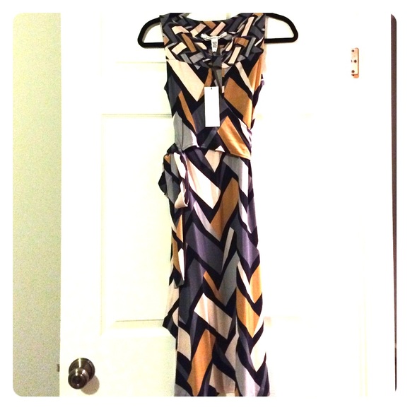 Stunning DVF geometric print wrap dress 😍