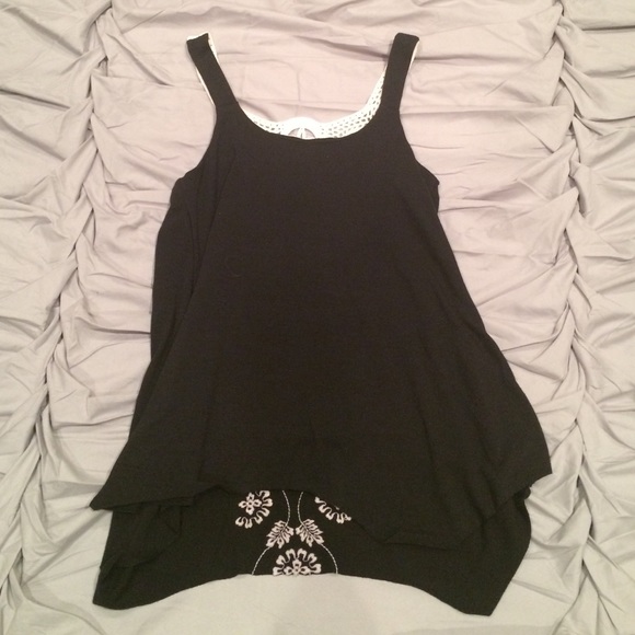 Cute loose, black tank with off white crocheting - Picture 2 of 2