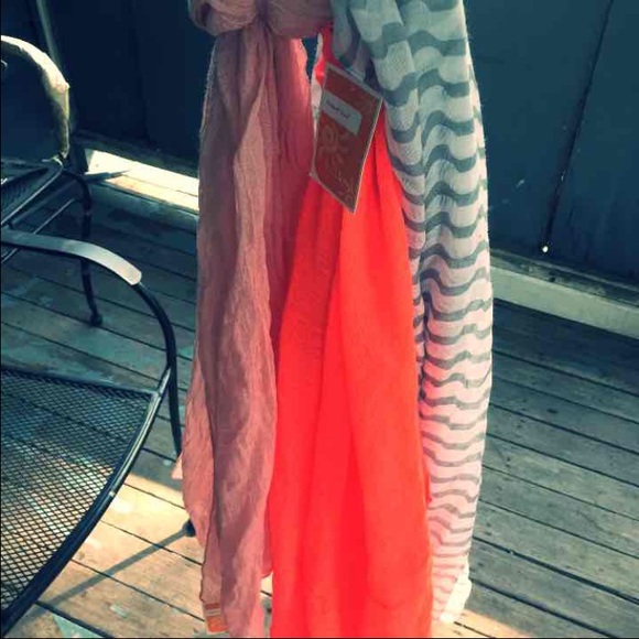 3 New scarves - Picture 1 of 4