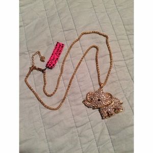 💕 Betsey Johnson adorable necklace!
