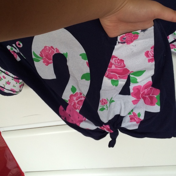 🚨SOLD 🚨 Roses jersey like top - Picture 2 of 3