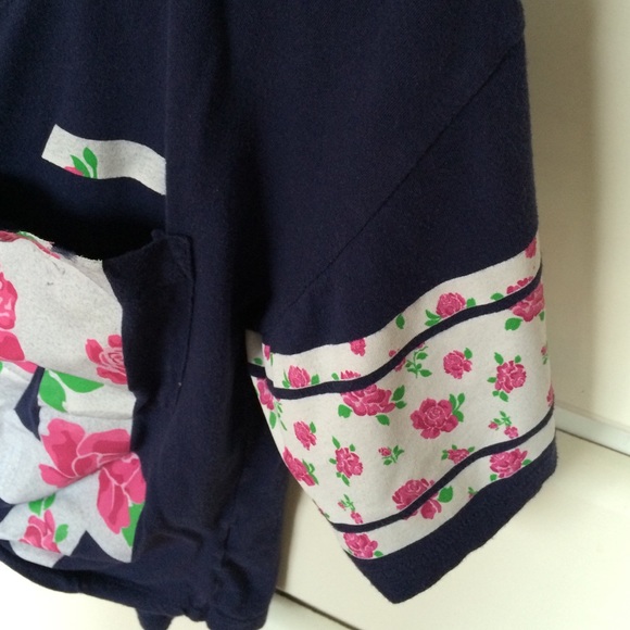 🚨SOLD 🚨 Roses jersey like top - Picture 3 of 3