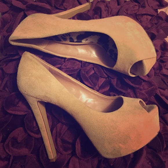 Jessica Simpson  nude pumps