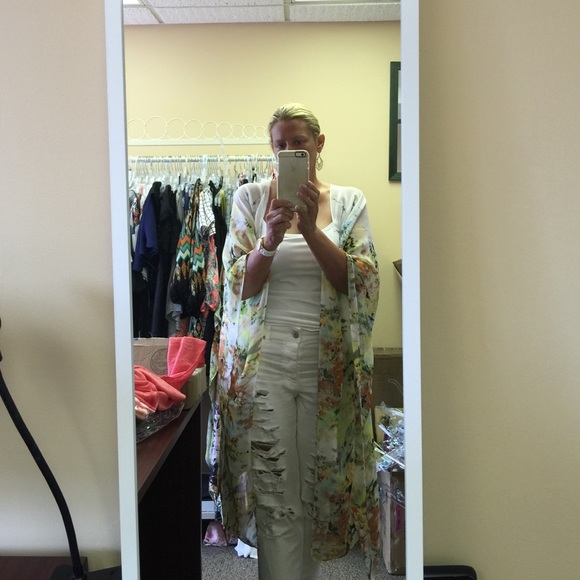 Lucy Paris Floral kimono latch front