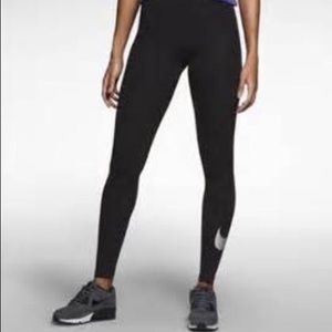 NIKE CLUB LARGE SWOOSH LEGGINGS