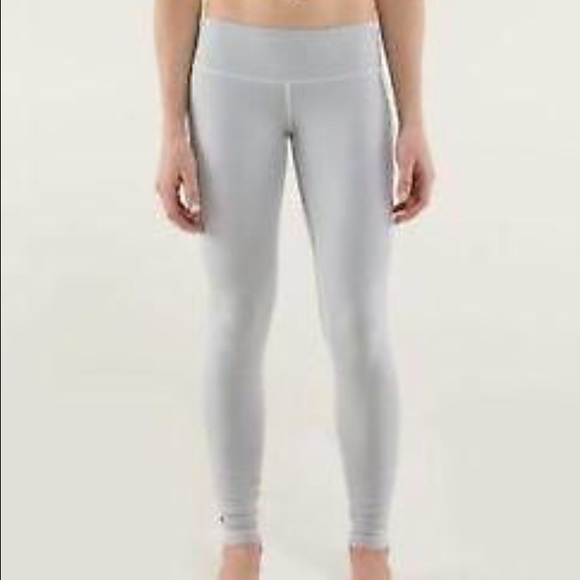 Lulu long pants. Gray/silver color.